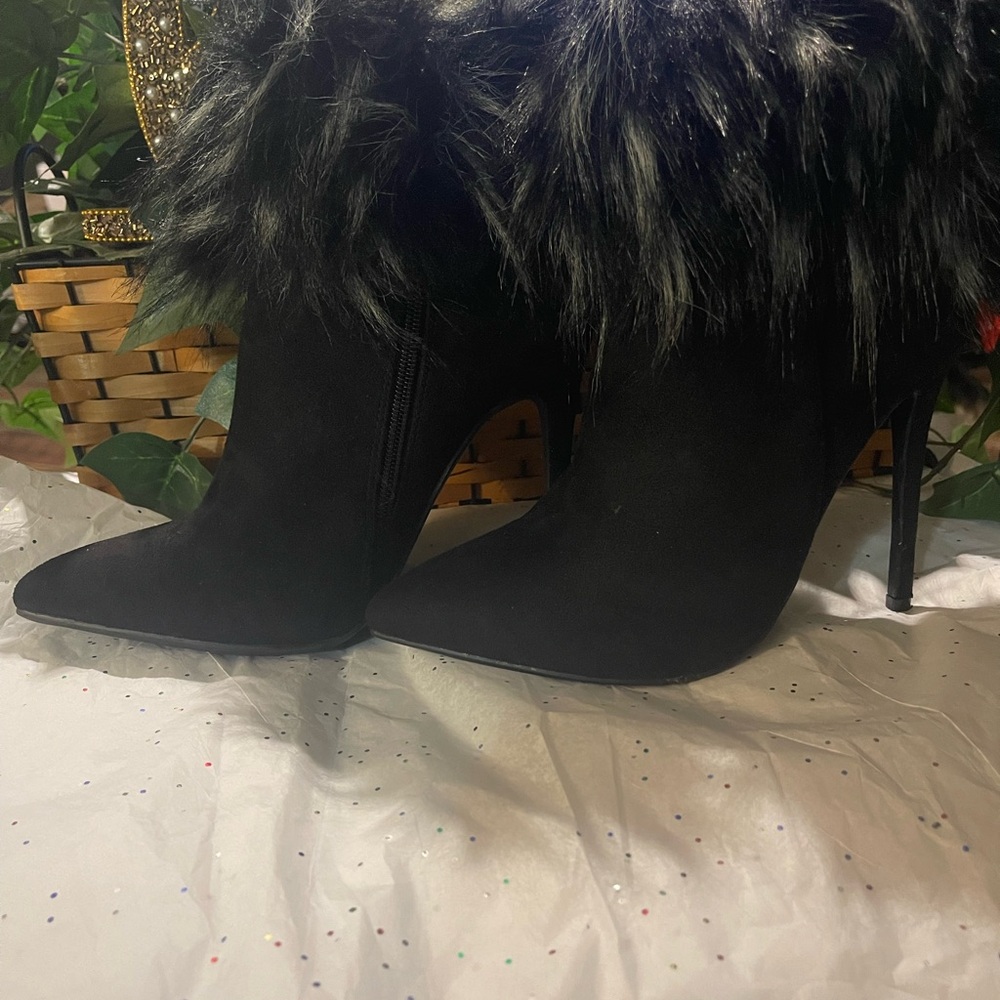 Elegant Black Fur-Trimmed Women's Boots - Picture 3 of 8